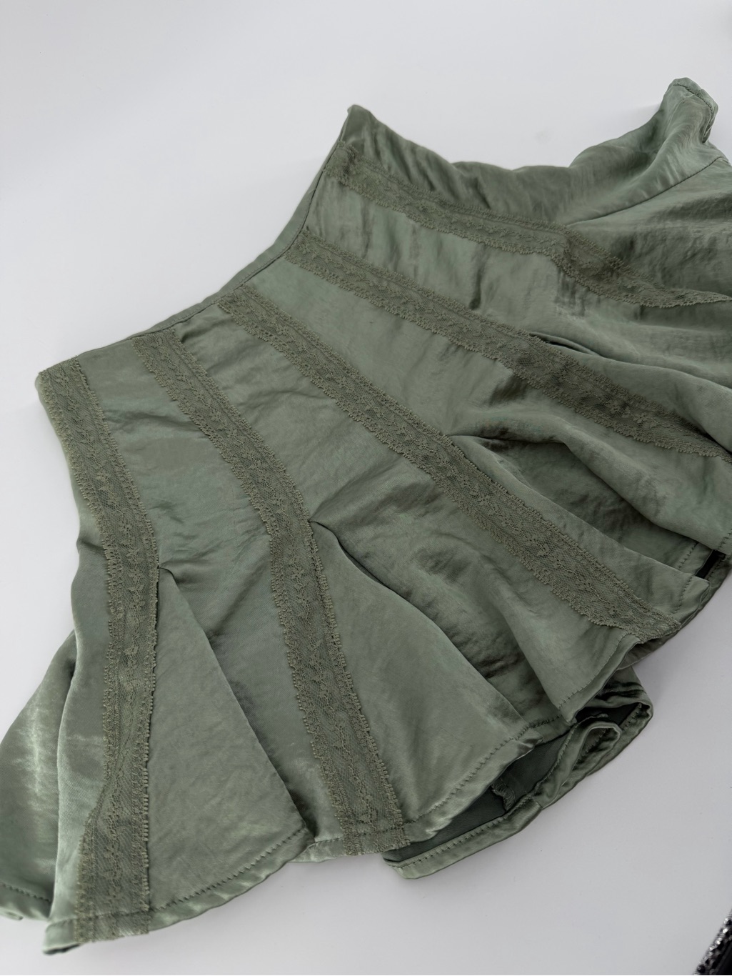 Forever 21 Kids Girls Size 5/6 Olive Green Satin Lace Trim Pleated Skirt